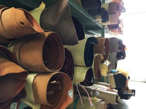 問屋さんのストックヤードの様子①