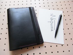 B6情報カードケース商品画像001:リペアのことも考え、平ゴムは縫い付けていないので、劣化の際にはご自身で交換ができます。