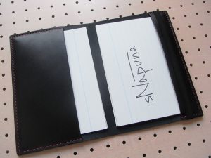 B6情報カードケース商品画像008:見開き【左】は記入済みのカードホルダー。【右】は未使用のカードホルダー。【右】のホルダーポケットが浅い理由は収納した状態で記入が出来るよう配慮しています。