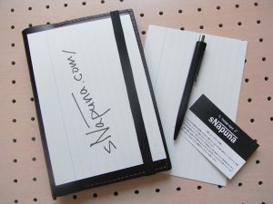 B6情報カードケース商品画像012:ゴムで固定して記入もできるような仕様になっています。シンプルな作りになってますので永く使えると思います。