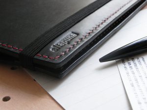 B6情報カードケース商品画像013:ロゴ部分のアップです。側面はしっかり磨いています。