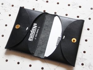 サンプル画像:片側15枚づつ(合計30枚)のカードを入れた画像です。まだ、ゆとりがあります。