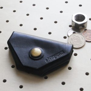 コインケース（小銭入れ）商品画像000：「縫い」「カシメ」は一切なく、「折り加工」のみで形状を作製しています。コンパクトですが、結構な収納力です。ジャンパーホックを採用しているので、壊れにくく、永くお使いいただけると思います。