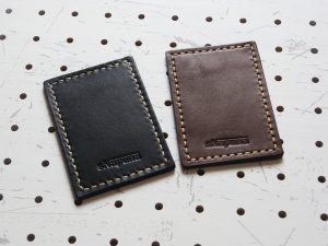 革色のサンプル画像：右が「焦げ茶色」、左が「黒色」です。