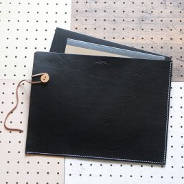 ファイルケース商品画像000：シンプルな作りなので、バックインバックでも、そのまま持ち歩くのもアリなのでさまざまなシーンに活躍します。