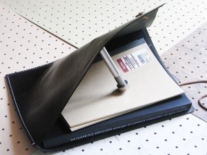 ファイルケース商品画像005：中の仕様はシンプルです。ボタンを解けばまだまだは纏められます。