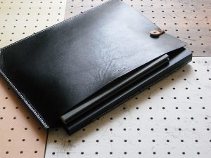 ファイルケース商品画像008：ファイルケースですが、ある程度の収納をするとバッグのような感じです。