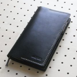 ほぼ日手帳weeksカバー商品画像000：厚手の革（1.8mm）を使用しているので、とても丈夫です。手帳カバーは複数年の使用がされることが当たり前なので、頑丈に作っています。