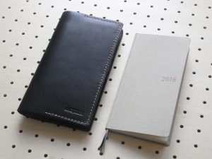 ほぼ日手帳weeksカバー商品画像001:ほぼ日手帳weeks本体より一回り大きいサイズです。