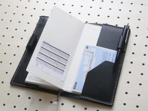ほぼ日手帳weeksカバー商品画像007:右サイドはポケットを配置しています。