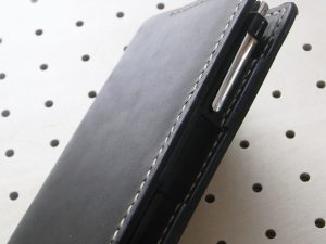 ほぼ日手帳weeksカバー商品画像009:ペンケースの拡大画像です。バタフライストッパーのペンケースが内部に折り込まれているので、側面に凹凸がなく使いやすくなっています。