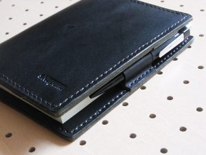 ほぼ日手帳カバー（A6文庫）商品画像003：ペンケースはバタフライストッパーになっています。ペンは内部に収納されるように制作しています。