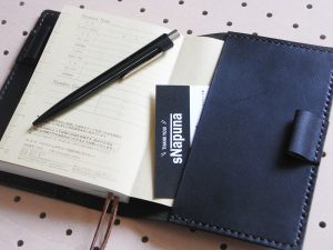 ほぼ日手帳カバー（A6文庫）商品画像009：右サイドにカードを挟みました。ポケット替わりになります。