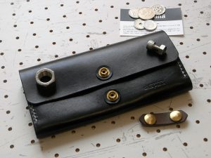 ロングウォレットlw002商品画像003:レザーバンドは取り外し可能で、色をお選びいただけます。