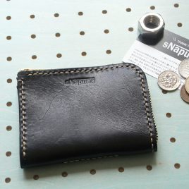 ミニウォレット商品画像000：二つ折り財布です。かなりコンパクトな仕様ですが、マチがあるので、カードは10枚程度入ります。無駄を省いた上、収納性を保った財布です。