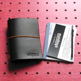 パスケース＆ミニノートカバー商品画像000：パスケース＋ミニノートカバーです。ゴムはヘタっても簡単に交換できます。1.5mmの丸ゴムをご使用ください。ノートはコクヨ72mm×102mm対応しています