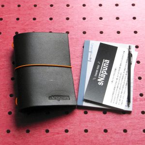 パスケース＆ミニノートカバー商品画像000：パスケース＋ミニノートカバーです。ゴムはヘタっても簡単に交換できます。1.5mmの丸ゴムをご使用ください。ノートはコクヨ72mm×102mm対応しています