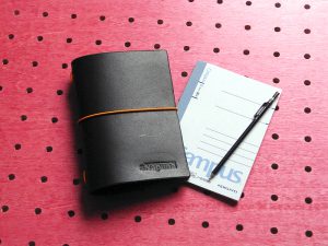 パスケース＆ミニノートカバー商品画像001：ノートとシャープペンと合わせると手帳のような感じです。