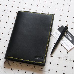 ノートカバー（B6）商品画像000：B6サイズのノートを2冊収納出来ます。また、ブックマークも2本ありますので、それぞれに挟むことが出来ます。ビジネス用では2冊を「社内用」「社外用」と分けて使用すると便利です。