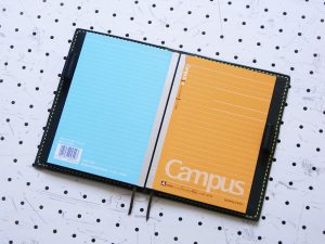 ノートカバー（B6）商品画像006：2冊収納しています。両サイドのポケットが深いため、キッチリと収まります。