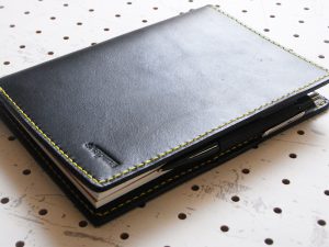 ノートカバー（B6）商品画像007：2か所にペン差しを配置しバタフライストッパーにしています。ペンが内部に収納されるようになっているので、見た目がスマートです。