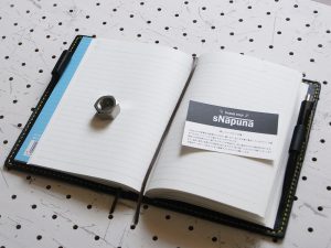 ノートカバー（B6）商品画像009：B6ノートを収納後の見開き画像です。