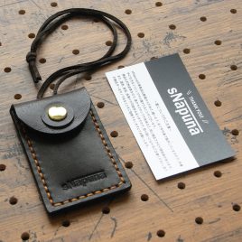 お守りケースミニ商品画像000：名刺サイズより小さいお守りケースです。大きさは（外寸）80ミリ×52ミリで、中に入れる大きさは65ミリ×35ミリ程度です。