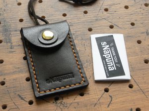 お守りケースミニ商品画像005：6.5ミリ×35ミリのお守りサンプルとの大きさを比較した画像です。