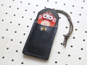 お守りケース商品画像003：お守りを入れるとこんな感じです。