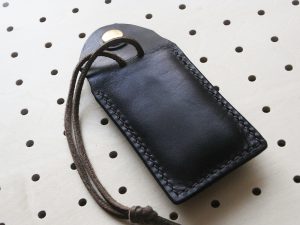 お守りケース商品画像006：ボタンを外してからの裏側の画像です。