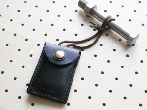 お守りケース商品画像008:バッグの取っ手部分にくぐらせて取り付けができます。