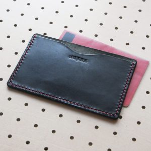 通帳カバー商品画像000：本革の通帳カバーです。1ポケットのみの、飽きのこないシンプルな仕様なので、永くお使いいただけると思います。