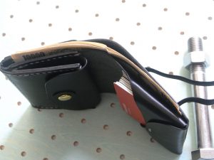 スナップミニウォレット商品画像010：カードを15枚とお札を収納してみました。上からの画像です。