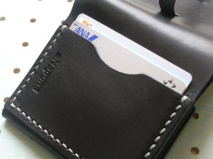 スナップミニウォレット商品画像011:外側にカード収納があり2枚の収納が可能です。