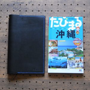 たびまるカバー商品画像000：カバー無しで持ち歩くと結構痛むので、カバーに入れて使用するのがオススメです。飽きのこないシンプルなデザインなので、永く使えるかと思います。