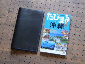 たびまるカバー商品画像001:たびまる本体とたびまるカバーです。厚み(上限)1.4mmまでの書籍に対応しています。