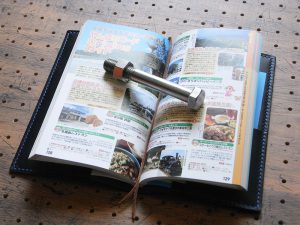 たびまるカバー商品画像008:気になったページにしおりを挟んでおけば、旅先で便利です。