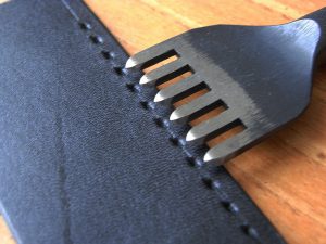 ヒシ目打ち5mmピッチで空けた針孔の画像です。