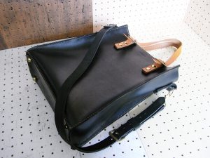 3WAYトートバッグ商品画像001:肩掛けベルトと取り付けしたときの画像です。