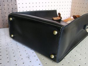 3WAYトートバッグ商品画像005:底鋲が4つ付いています。