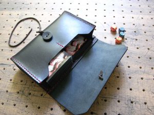 デッキケース(トレカケース)商品画像009:サンプル画像では、マジック ザ ギャザリングのカードをスリーブケースに入れて、左側に60枚/右側に15枚を収納しています。