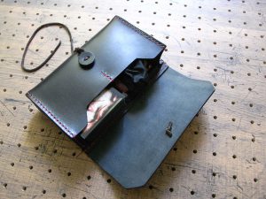 デッキケース商品画像010：左側に60枚／右側に15枚を収納しています。右側のスペースにはサイコロ（巾着）を収納しています。