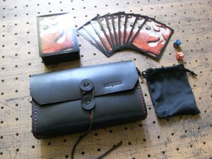 デッキケース(トレカケース)商品画像011:巾着にサイコロを入れれば、オールインワンアイレムになります。コンパクトなデッキケースです。