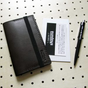 情報カードケース（5×3インチ）商品画像000：5×3インチ（125mm × 75mm）サイズ用の情報カードケースです。 左右15枚づつ計30枚の収納が可能です。 リペアのことも考え、平ゴムは縫い付けていないので、劣化の際にはご自身で交換ができます。