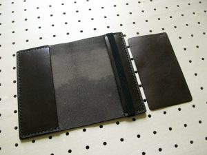 情報カードケース（5×3インチ）商品画像005：見開き【右】に挟んでいる革は内部でゴムと情報カードが干渉しないようにしています。取り外しが可能です。