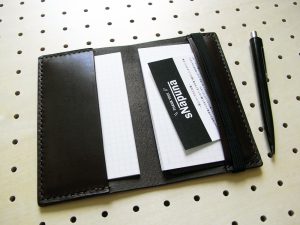 情報カードケース（5×3インチ）商品画像006：見開き【左】は記入済みのカードホルダー。見開き【右】は未使用のカードホルダー。【右】のホルダーポケットが浅い理由は収納した状態で記入が出来るよう配慮しています。