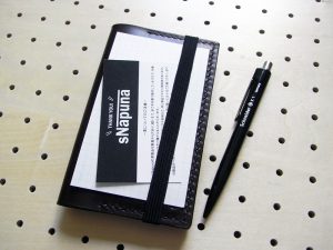 情報カードケース（5×3インチ）商品画像009：ゴムで固定して記入もできるような仕様になっています。