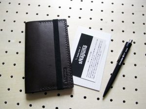 情報カードケース（5×3インチ）商品画像012：ペン・ショップカードと比較すると結構コンパクトなのが分かります。