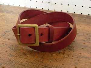 ベルト（30mm・真鍮バックル）商品画像001：ナチュラルな革を染色しているため、ご購入時はツヤがない商品ですが、使用していくとツヤが出てきます。革本来の味が楽しめる素材です。