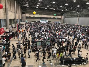 （MTG）カードゲームの大会の様子です。かなりの人でにぎわっています。